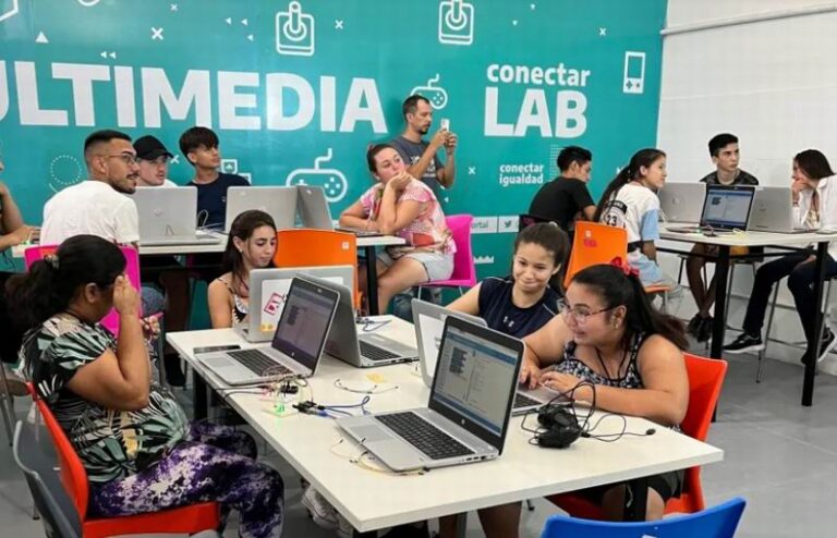 En el marco de Aprender en Verano continúa Verano Tecnológico en la plaza 25 de Mayo
