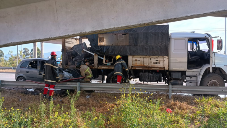 Tremendo choque en Ruta 1: auto se incrustó en la parte de atrás de un camión