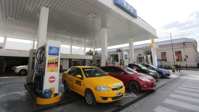 El aumento del combustible recrudeció las críticas contra el municipio capitalino