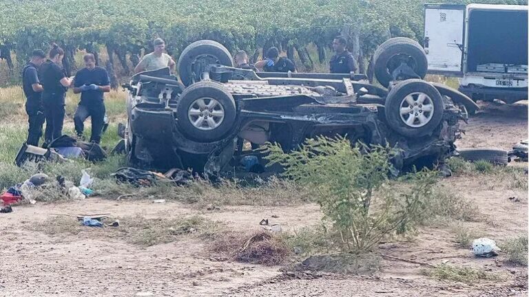 Tragedia en Mendoza: un auto chocó contra el guardarraíl, volcó y murieron tres personas