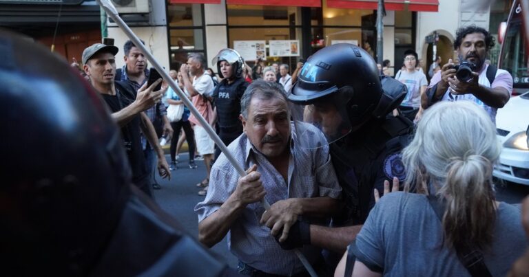 Incidentes en la marcha de los jubilados al Congreso: dos detenidos y dos policías heridos