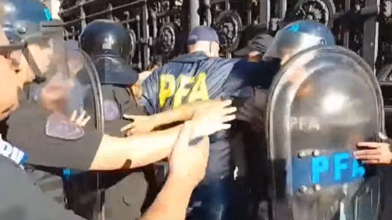 Tensión en el Congreso: la Policía Federal volvió a reprimir jubilados con gas pimienta