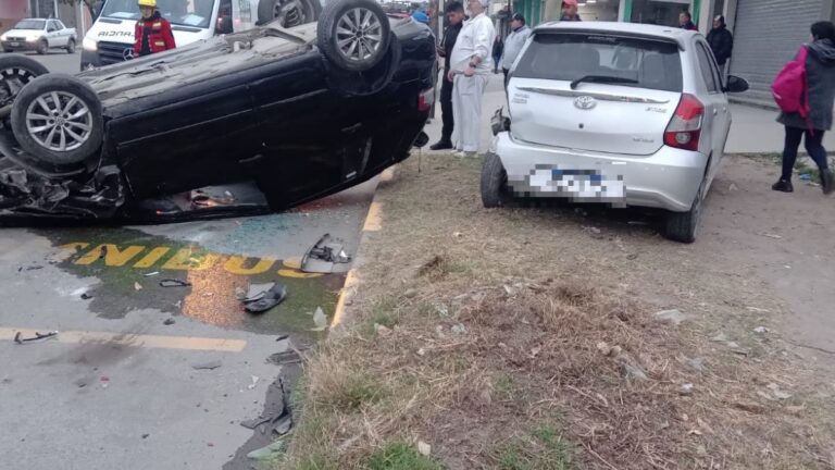 Volcó y chocó otro auto en un impactante siniestro sobre Avenida Almirante Brown