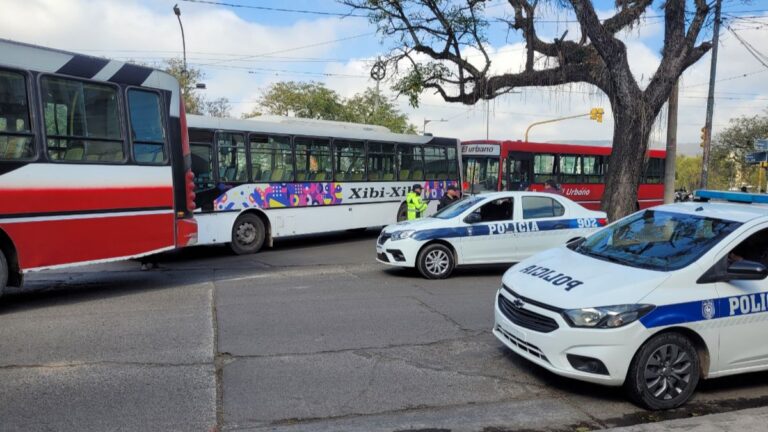 Triple choque de colectivos en Avenida 19 de Abril esquina Puente Azurduy