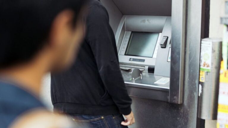 Fue sorprendido por un delincuente al salir de un cajero: le robaron 800 mil pesos