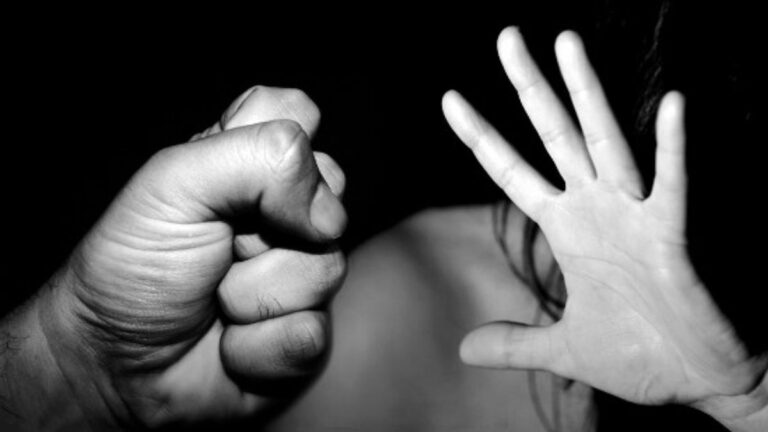 Detenido por destrozar el teléfono de su pareja y agredirla a puñetazos