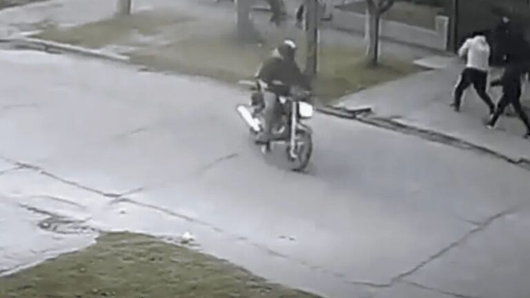 Motochorros le colocaron una pistola en el rostro a una mujer para robarle