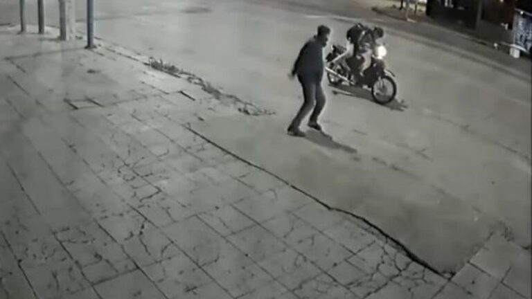 A punta de cuchillo, asaltaron a un delivery y le robaron la moto