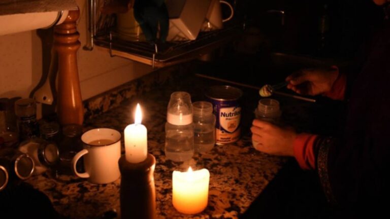 Fuertes vientos dejaron sin luz a gran parte de la ciudad