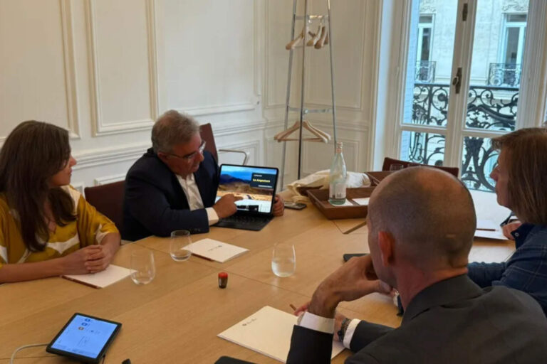 Raúl Jalil cerró reuniones clave en Francia por minería y energía