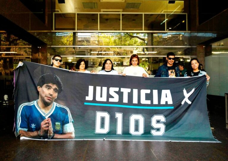Otro giro en la causa Maradona: la defensa de Luque pide recusar a dos de los tres jueces del nuevo juicio