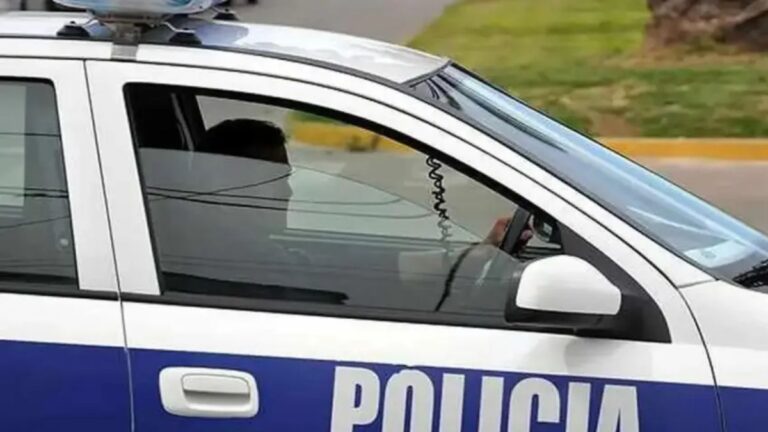 El llamativo caso del policía cesanteado que seguía trabajando para Matías Ustarez