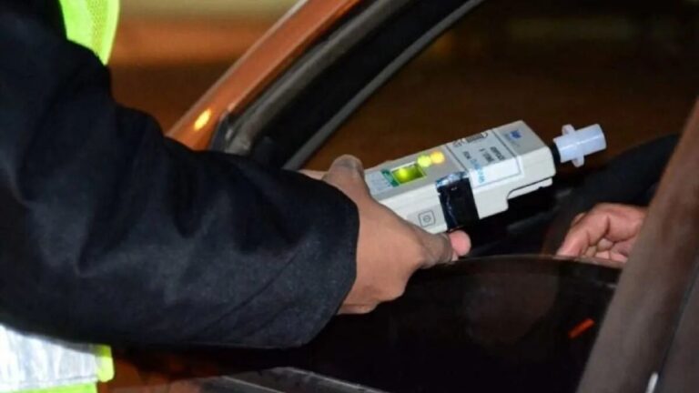 Alcoholizado, sin licencia ni seguro, chocó contra edificio municipal