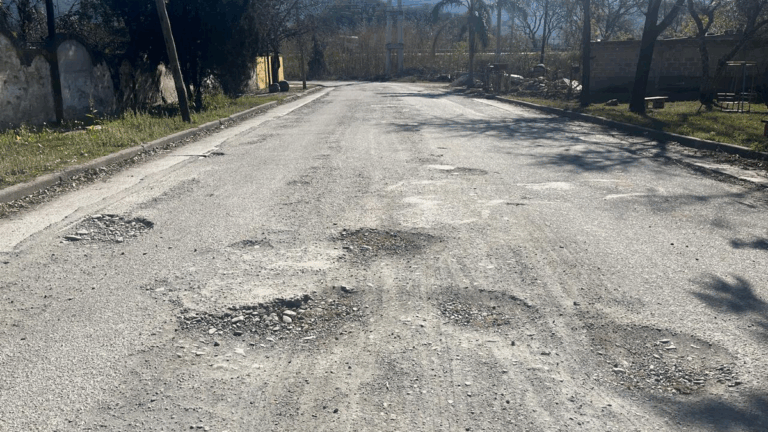 Vecinos de Los Molinos se quejan: «Estamos rodeados de baches»
