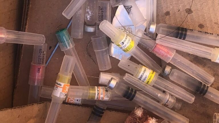 Un Peligro! Dejaron tirada una caja con inyecciones afuera de una escuela en Perico