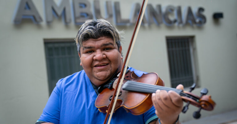 Juanjo Abregú: el enfermero del Hospital Rivadavia que toca el violín con su delantal y enloquece a los jóvenes con zambas y chacareras