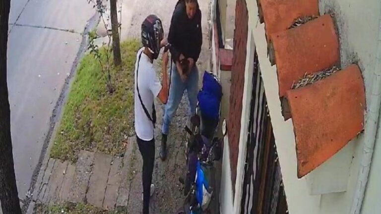 Motochorros encañonaron a un hombre para asaltarlo en la puerta de su casa