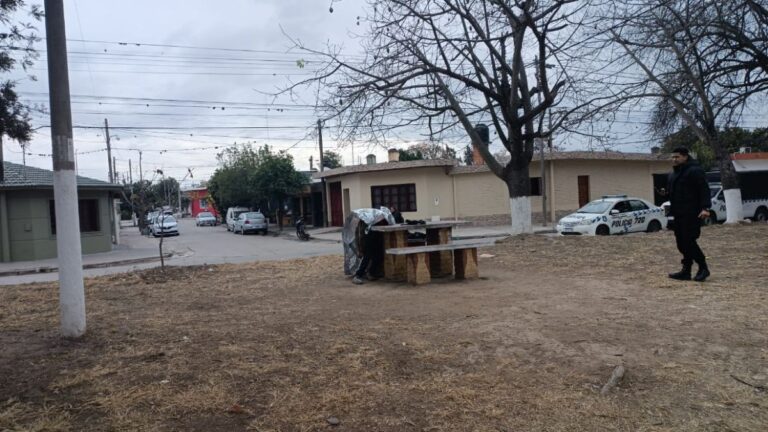 En una plaza de Perico, encontraron sin vida a un hombre en situación de calle