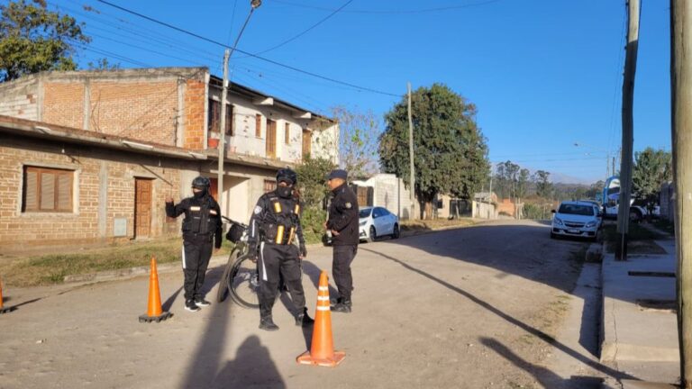 En medio de fuertes vientos y un gran operativo, comenzaron las tareas de los arqueólogos forenses