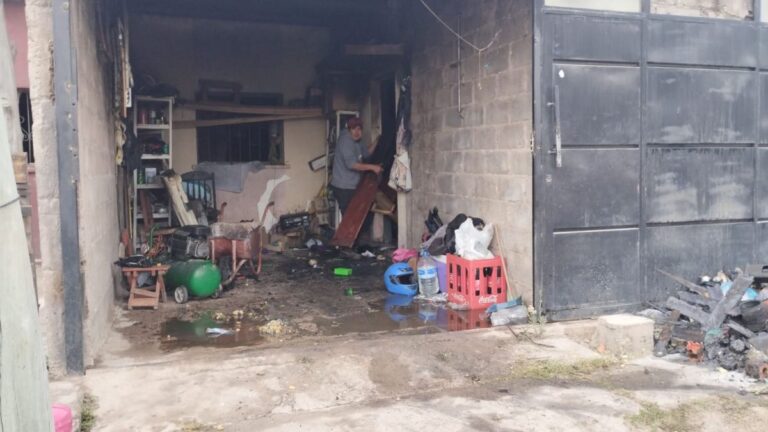 Se incendió una casa con una familia adentro: una mujer está en terapia