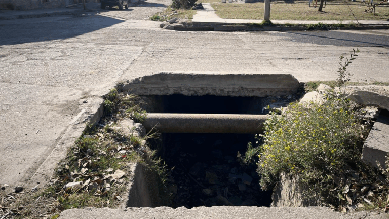 Un peligro! Tremendo pozo en Mariano Moreno lleva más de un año