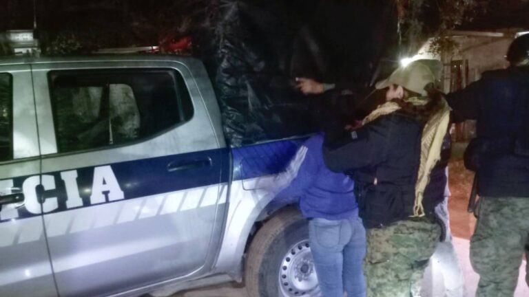 Pareja en estado de ebriedad atacó a pedradas un móvil policial