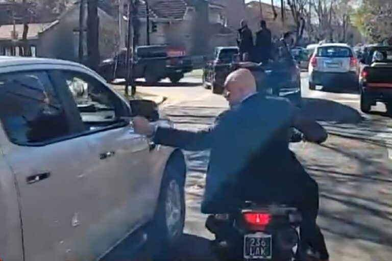 Espert debió ser evacuado en moto después de que le arrojaran piedras a la caravana de Milei en Lomas de Zamora