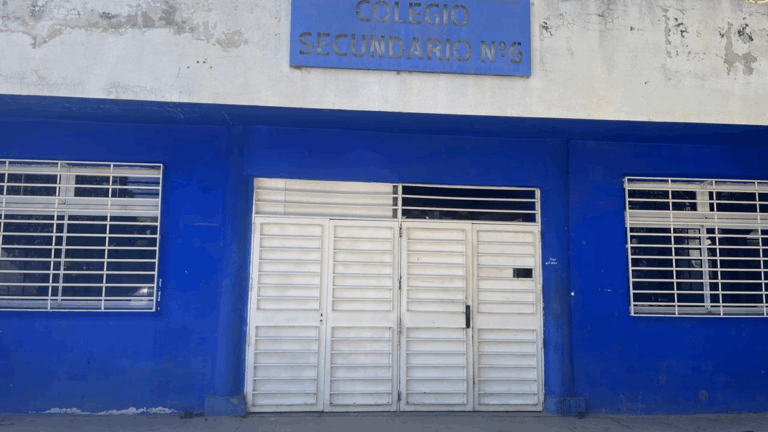 Días sin agua en una escuela de Alto Comedero: alumnos toman clases virtuales