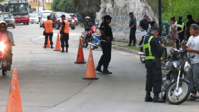 Motociclista puso billetes debajo de su licencia para evitar una multa