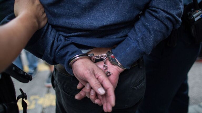 Llevó a una joven a un descampando, ahí abusó de ella, la golpeó y la robó