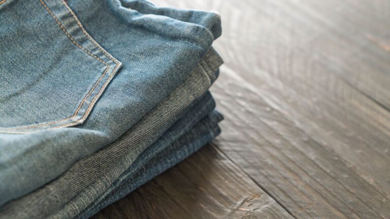 Estos dos supermercados argentinos continúan con rebajas increíbles en jeans durante septiembre 2025