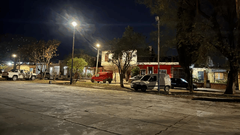 Abandono en Alto Comedero: todo un sector alumbrado por un solo foco