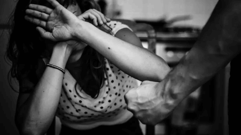 Golpeó a su pareja, a su concuñada, y atacó con un arma blanca a su cuñado