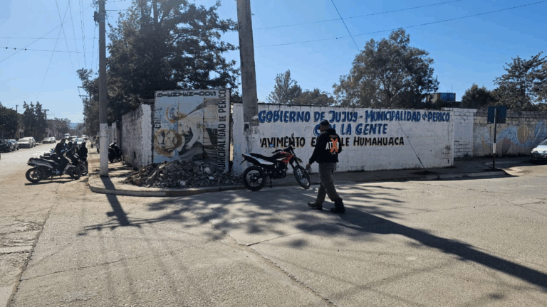 Por un error, derrumbaron el paredón de una escuela de Perico
