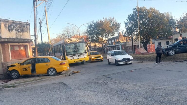 Violento choque en San Pedrito: taxi terminó impactando contra una pared