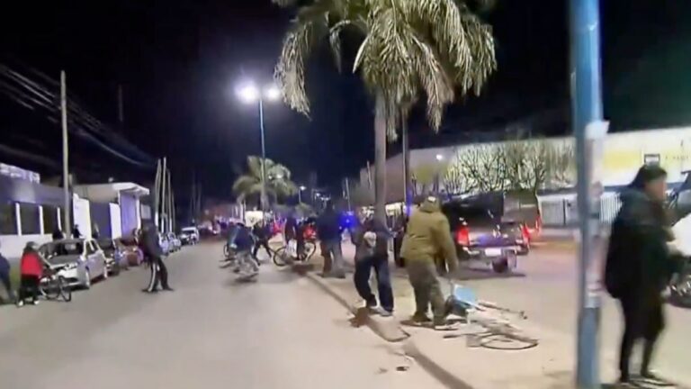 Así apedrearon el auto de Javier Milei a la salida del acto en Moreno