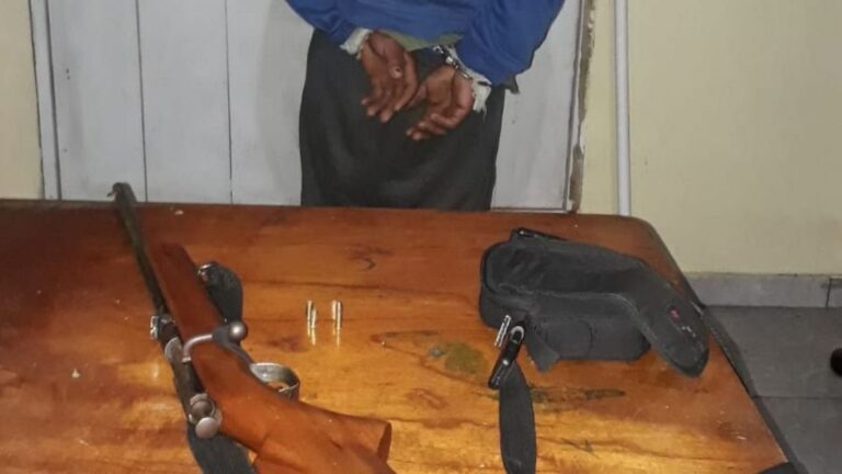 Dos hombres detenidos con un arma de fuego en una plaza de San Antonio