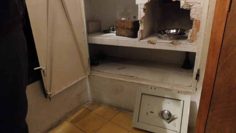 Entraron a una casa, abrieron una caja fuerte y se llevaron 5.5 millones de pesos