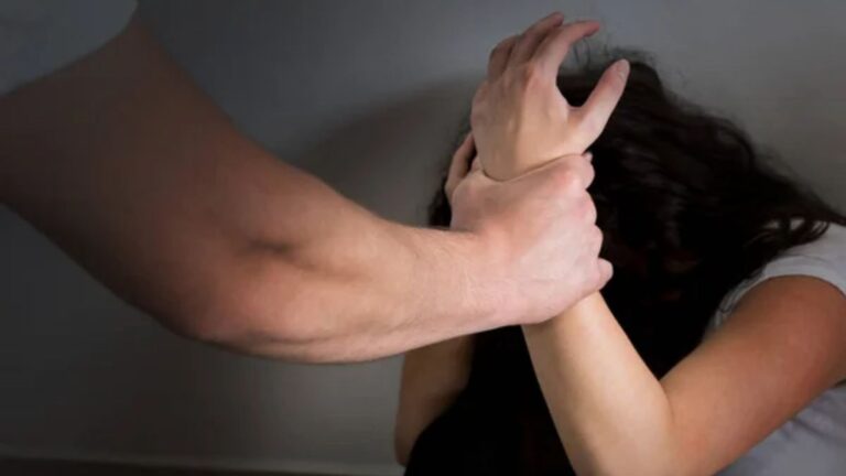 Tras discutir por un medicamento, atacó a golpes a su pareja y a su bebé de 8 meses