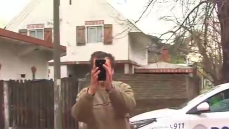 Vecinos de Ituzaingó denunciaron que un hombre del barrio los ataca, vandaliza sus casas y bloquea la calle