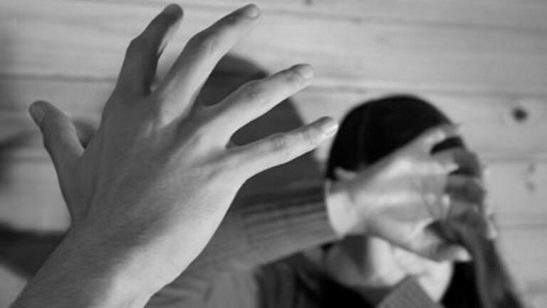 Quiso revisar el celular de su pareja, ella se negó y él le dio una golpiza