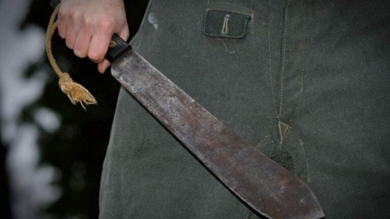 Violento ataque de un hombre armado con un machete a tres personas