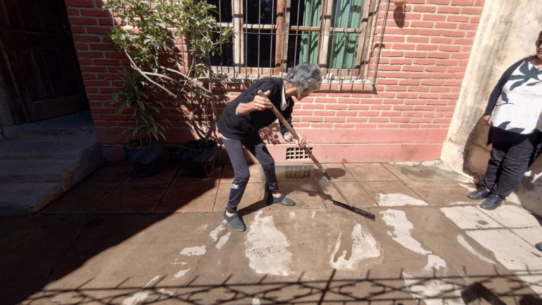 Palpalá: pérdidas de líquidos cloacales desde el interior de las casas