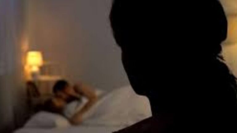Infiel y golpeador: agredió a su pareja tras ser descubierto en la cama con su amante