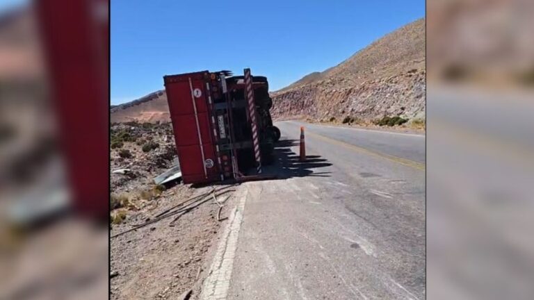 Un conductor brasileño fue internado luego de volcar en la Cuesta de Lipán