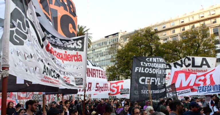 Plaza de Mayo. Movilización se hace oír contra los vetos de Milei