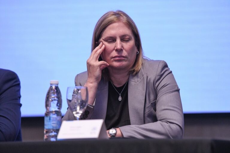 La vice de Santa Fe criticó a los macristas que «se pintaron de violeta» y detonó el bloque del PRO