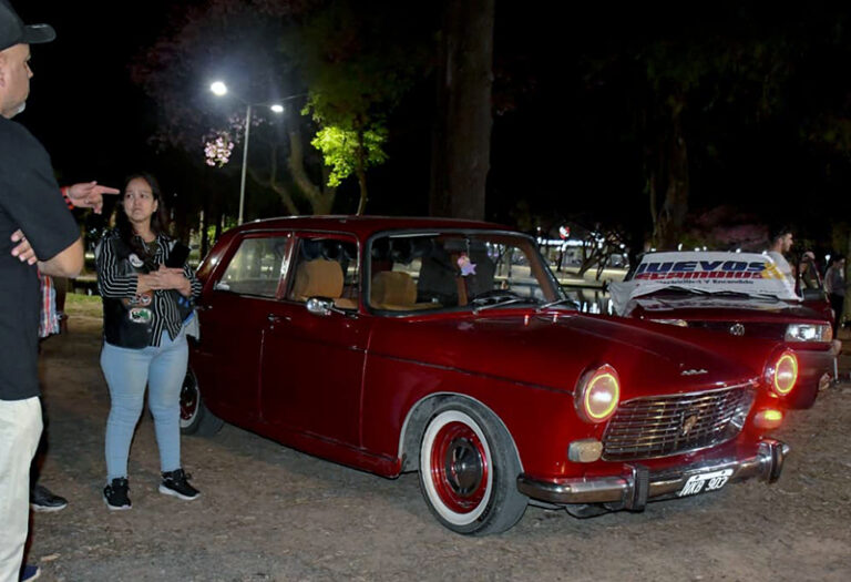 Resistencia estuvo de fiesta con el encuentro de los autos y motos clásicos