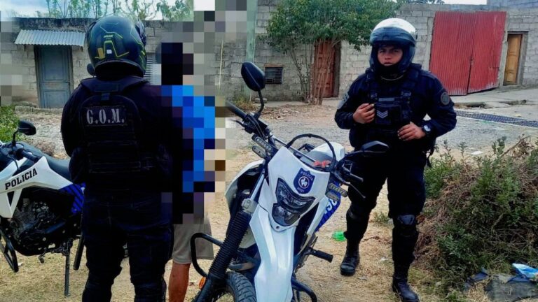 Armado con un cuchillo, amenazó de muerte a su familiares y vecinos