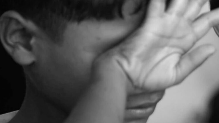 Una mujer fue denunciada por golpear brutalmente a su hijo con un palo